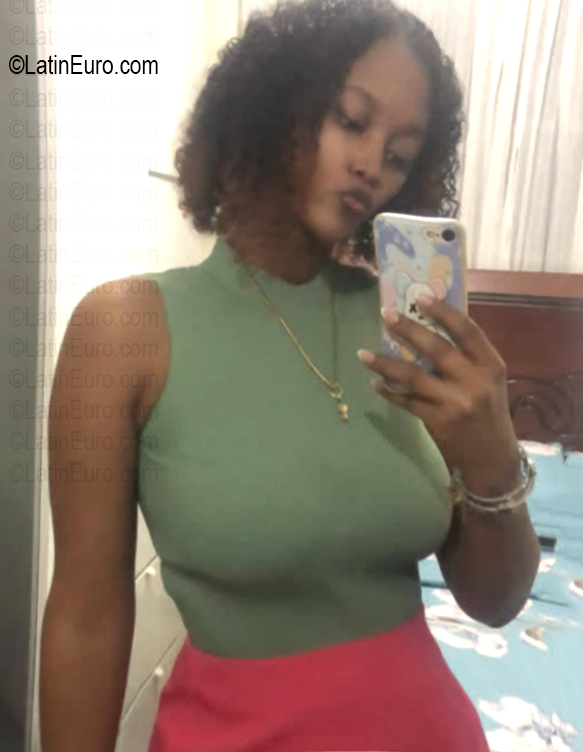 Date this sensual Dominican Republic girl Laura Mara from Santo Domingo DO56746