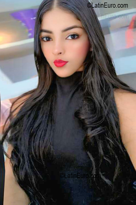 Date this nice looking Venezuela girl Aurora from Barcelona VE5729