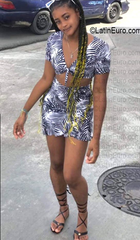 Date this georgeous Dominican Republic girl Genesis from Santo Domingo DO56852