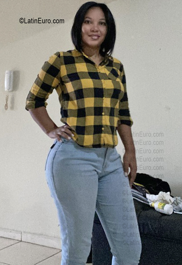 Date this athletic Dominican Republic girl Yaniris from Santiago DO56891