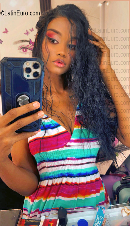 Date this foxy Dominican Republic girl Roxy from Barahona DO56911