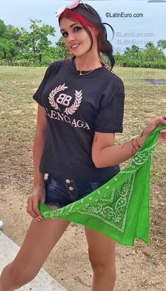 Date this nice looking Cuba girl Odanais from Holguin CU843