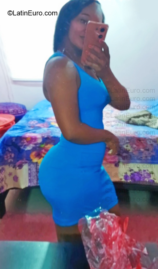 Date this nice looking Dominican Republic girl Araceli from Santo Domingo DO57025