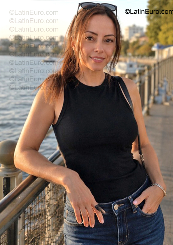 Date this happy Australia girl Sara from Perth AU373